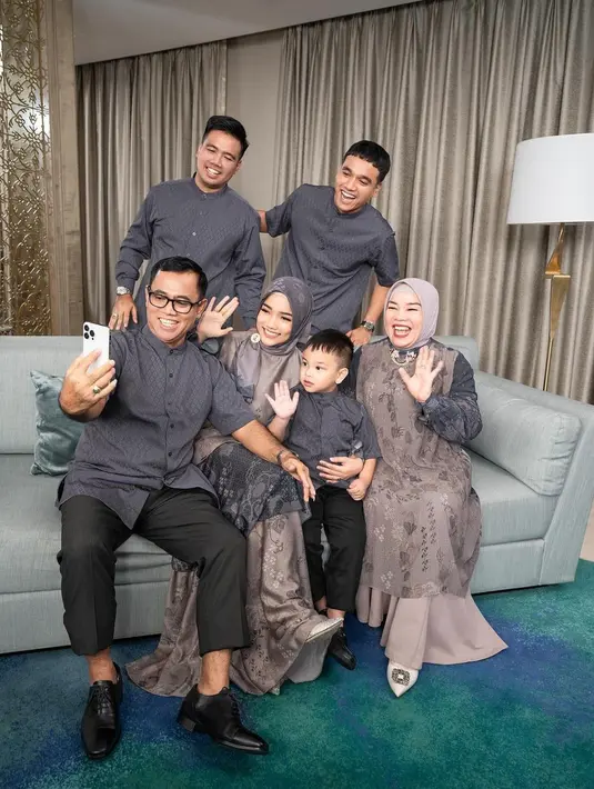 Fuji kembali tampil cantik dengan gamis dan hijab yang serasi. [Foto: Instagram/fuji_an]