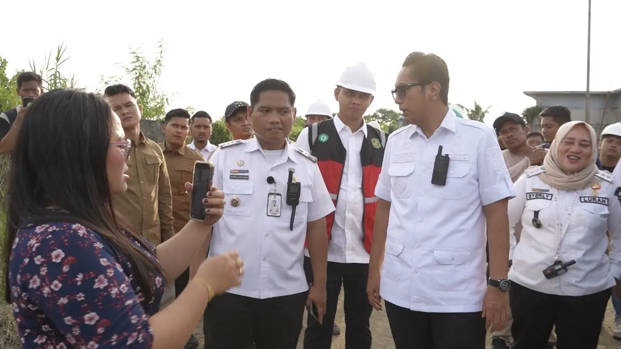 Lurah Paya Pasir (Kanan) saat Dampingi Wali Kota Medan
