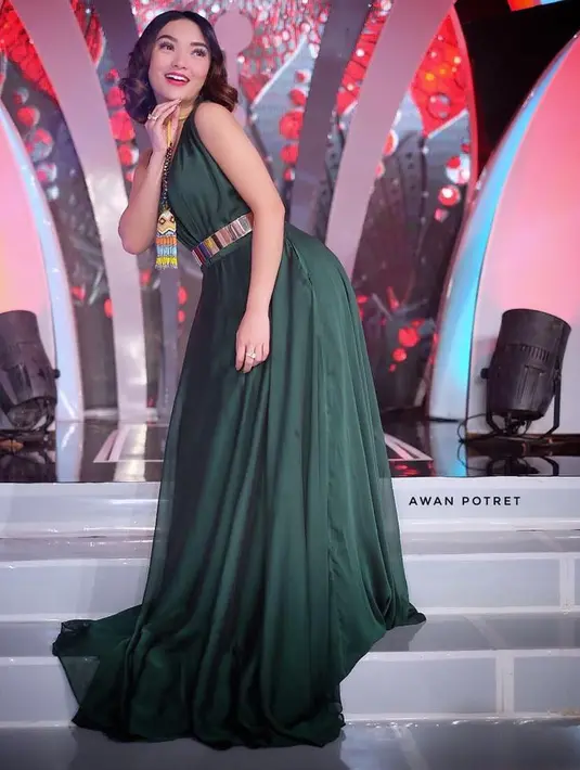 Berada di panggung megah, Zaskia Gotik memilih untuk menampilkan rambut pendeknya dengan sedikit curly. Simple dan elegan penampilan Zaskia Gotik saat itu.  (Instagram/zaskia_gotix)