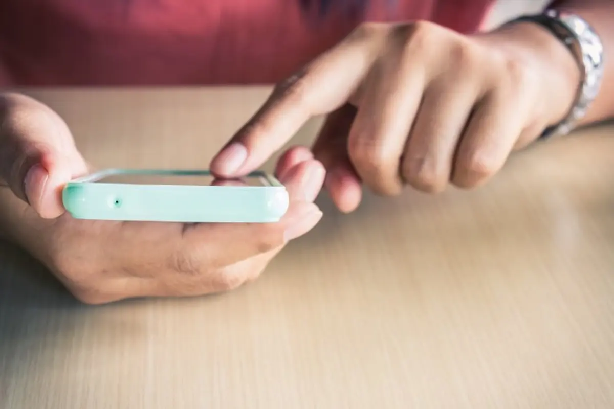 [Bintang] Ilustrasi Main Handphone atau Smartphone