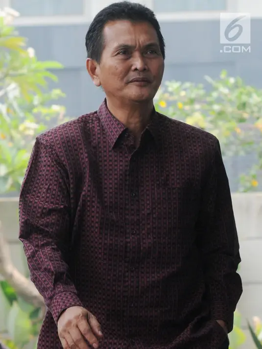 Mantan anggota DPRD Sumatera Utara (Sumut), Musdalifah yang ditangkap penyidik memasuki Gedung KPK, Jakarta, Senin (27/8). Musdalifah mangkir tanpa alasan yang jelas saat dipanggil sebagai tersangka pada 7 dan 13 Agustus 2018. (Merdeka.com/Dwi Narwoko)