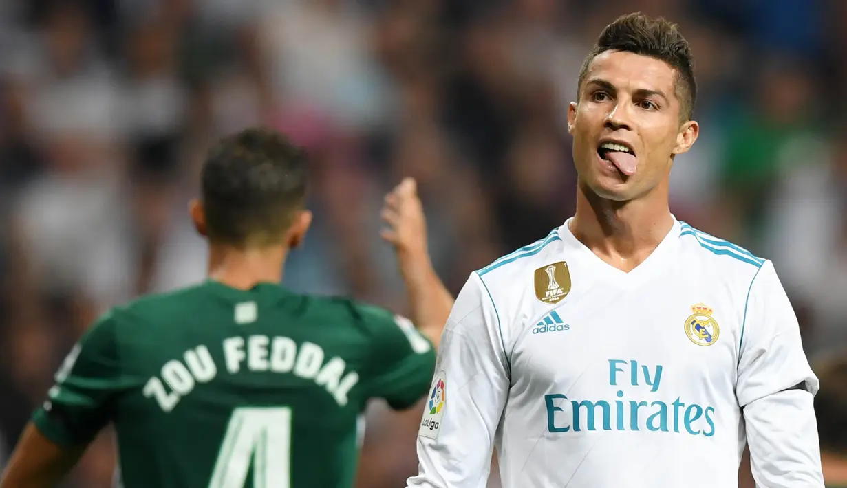 Striker Real Madrid, Cristiano Ronaldo, tampak kecewa usai gagal menjebol gawang Real Betis pada laga La Liga Spanyol di Stadion Santiago Bernabeu, Rabu (20/9/2017). Real Madrid kalah 0-1 dari Real Betis. (AFP/Gabriel Bouys)