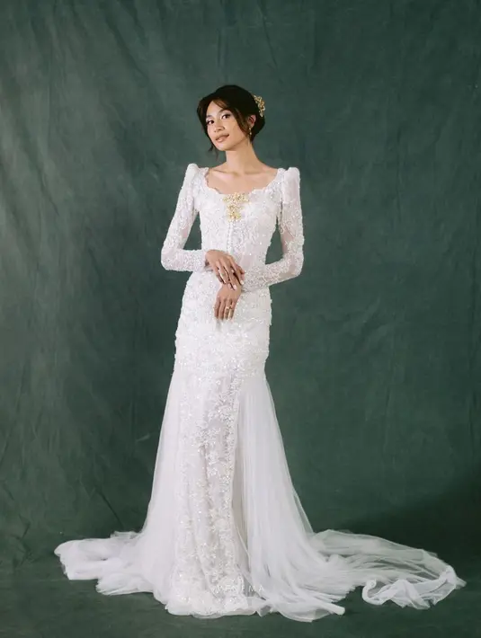 Tampilan kebaya panjang yang anggun dan klasik. Dengan twist gaun pengantin beraksen train yang menjuntai. [@venemapictures]