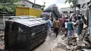 Warga mengerumuni sejumlah mobil yang terbalik akibat terjangan banjir di Perumahan Pondok Gede Permai, Jatiasih, Kota Bekasi, Jawa Barat, Kamis (2/1/2020). Derasnya terjangan banjir menyebabkan puluhan mobil terbalik dan belasan sepeda motor ringsek akibat terbawa arus. (merdeka.com/Iqbal Nugroho)