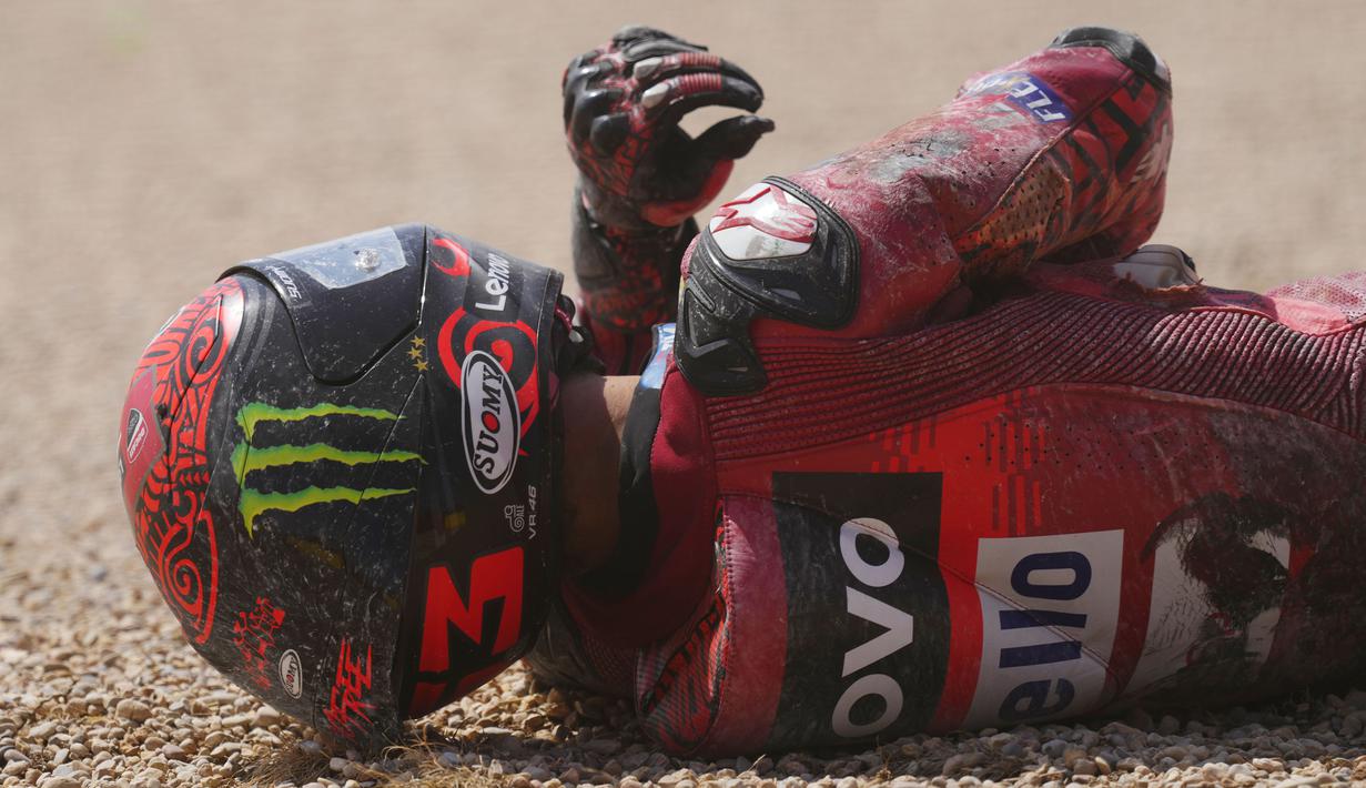 Pembalap Ducati, Francesco Bagnaia mengeram kesakitan setelah terjatuh saat MotoGP Aragon 2024 yang berlangsung di Sirkuit MotorLand Aragaon, Alcaniz, Spanyol, Minggu (01/09/2024). (AP Photo/Jose Breton)