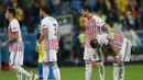 Pemain Paraguay Derlis Gonzalez (kanan) dan rekan setimnya Rodrigo Rojas (kiri) bereaksi setelah kehilangan tendangan penalti saat melawan Brasil dalam laga perempat final Copa America 2019  di Arena do Gremio, Porto Alegre, Brasil, Kamis (27/6/2019). (AP Photo/Andre Penner)