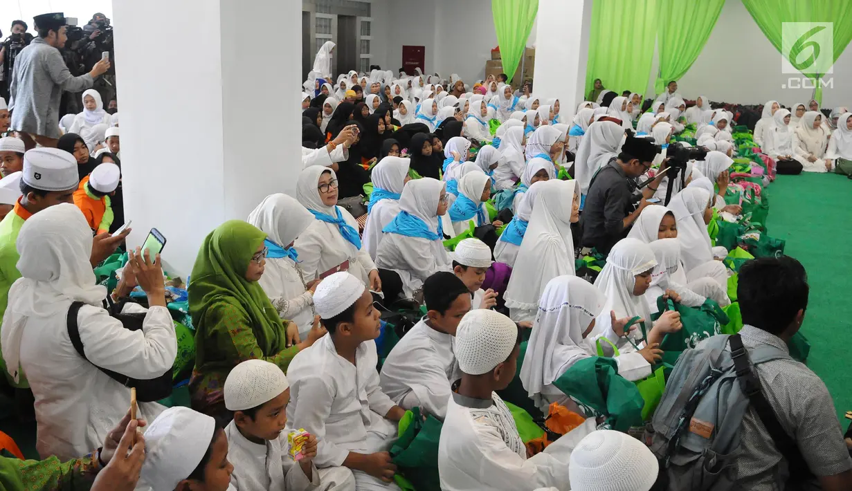 Anak-anak yatim saat menghadiri doa bersama yang diselenggarakan Muslimat NU di kompleks SUGBK, Jakarta, Sabtu (26/1). Puncak peringatan Harlah ke-73 Muslimat NU akan dilangsungkan 27 Januari 2019. (Liputan6.com/Herman Zakharia)