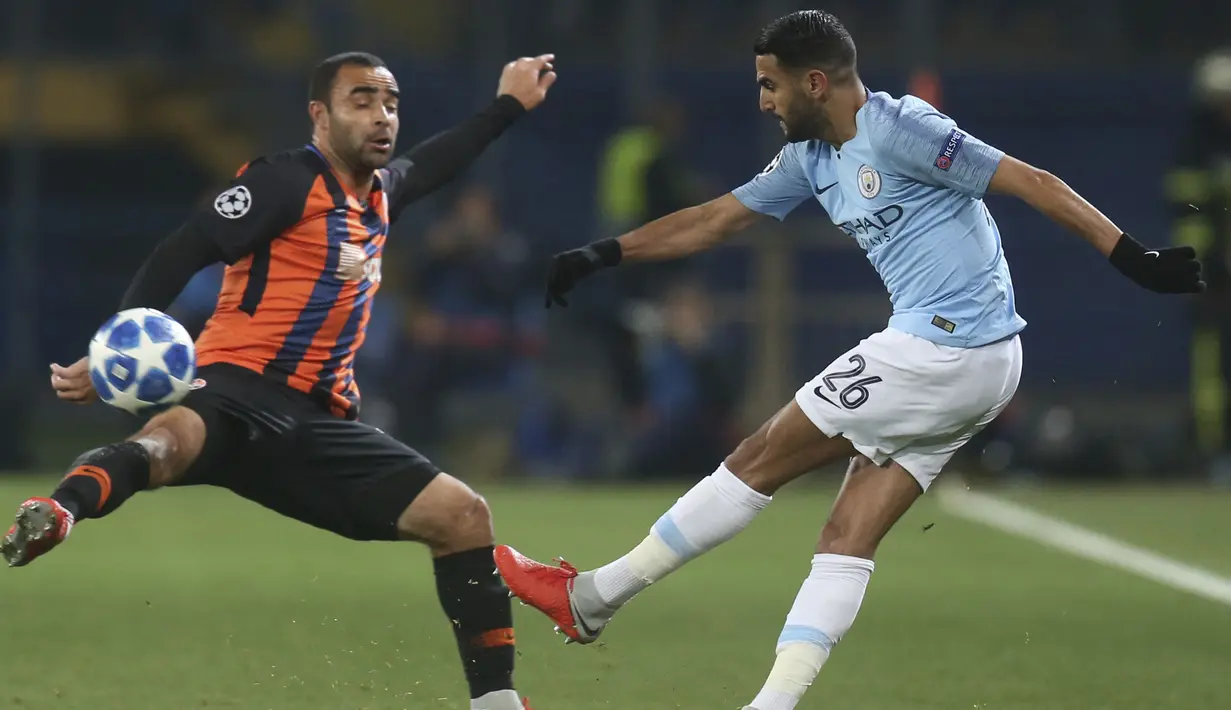 Gelandang Manchester City, Riyad Mahrez, melepaskan tendangan saat melawan Shakhtar Donetsk pada laga Liga Champions di Stadion Metalist, Selasa (23/10/2018). Shakhtar Donetsk kalah 0-3 dari Manchester City. (AP/Efrem Lukatsky)
