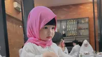 Potret gemas Ameena kenakan hijab (Sumber: Instagram/sus.irohh)