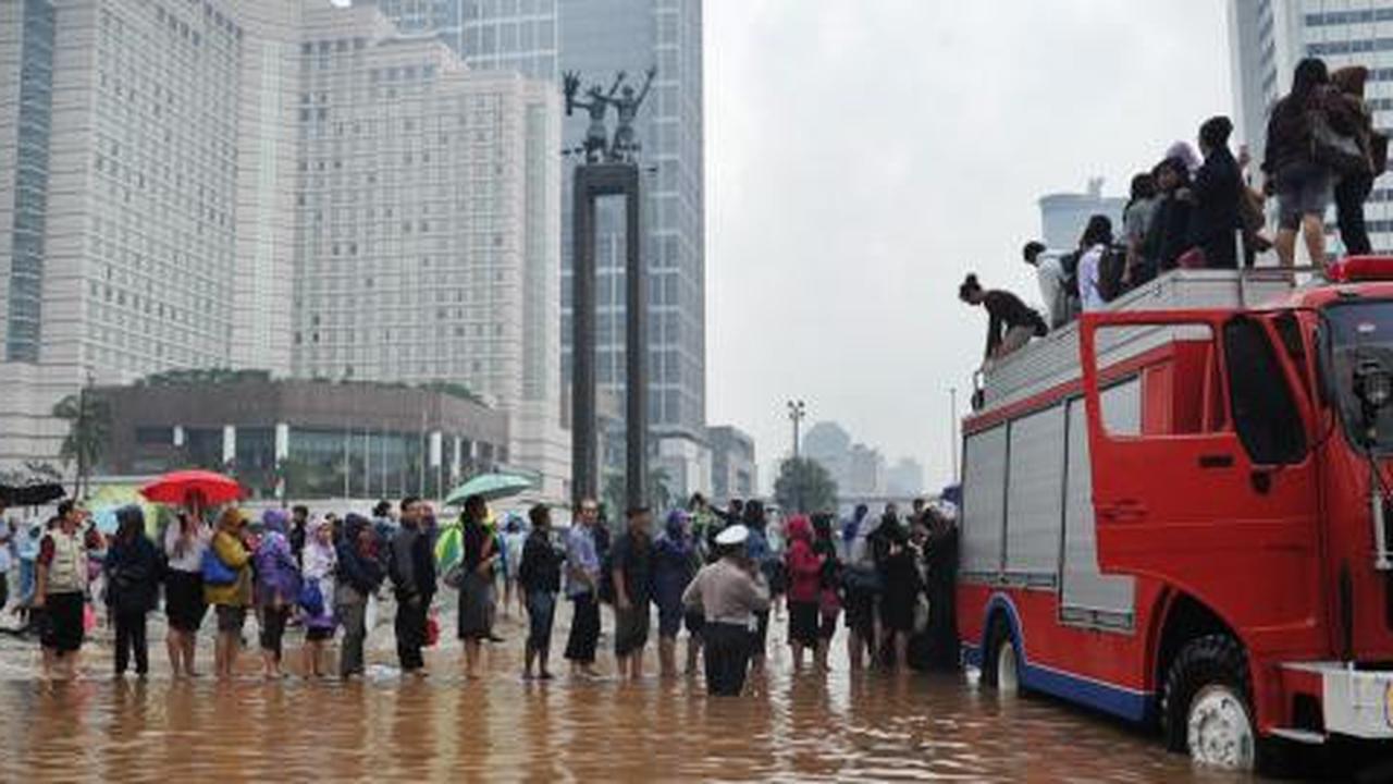 Berkah banjir bagi pedagang kaki lima