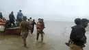 Dan ribuan orang di negara tetangga India mencari perlindungan sebelum Topan Biparjoy, kata para pejabat. (Pakistan's Sindh Rangers via AP)