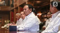 Ketua Umum DPP Partai Gerindra, Prabowo Subianto menerima kunjungan Ketua Dewan Pertimbangan Presiden (Wantimpres), Jenderal TNI (Purn) Wirantodi Hambalang, Bogor, Jawa Barat, Senin (1/5/2023). (Liputan6.com/Faizal Fanani)
