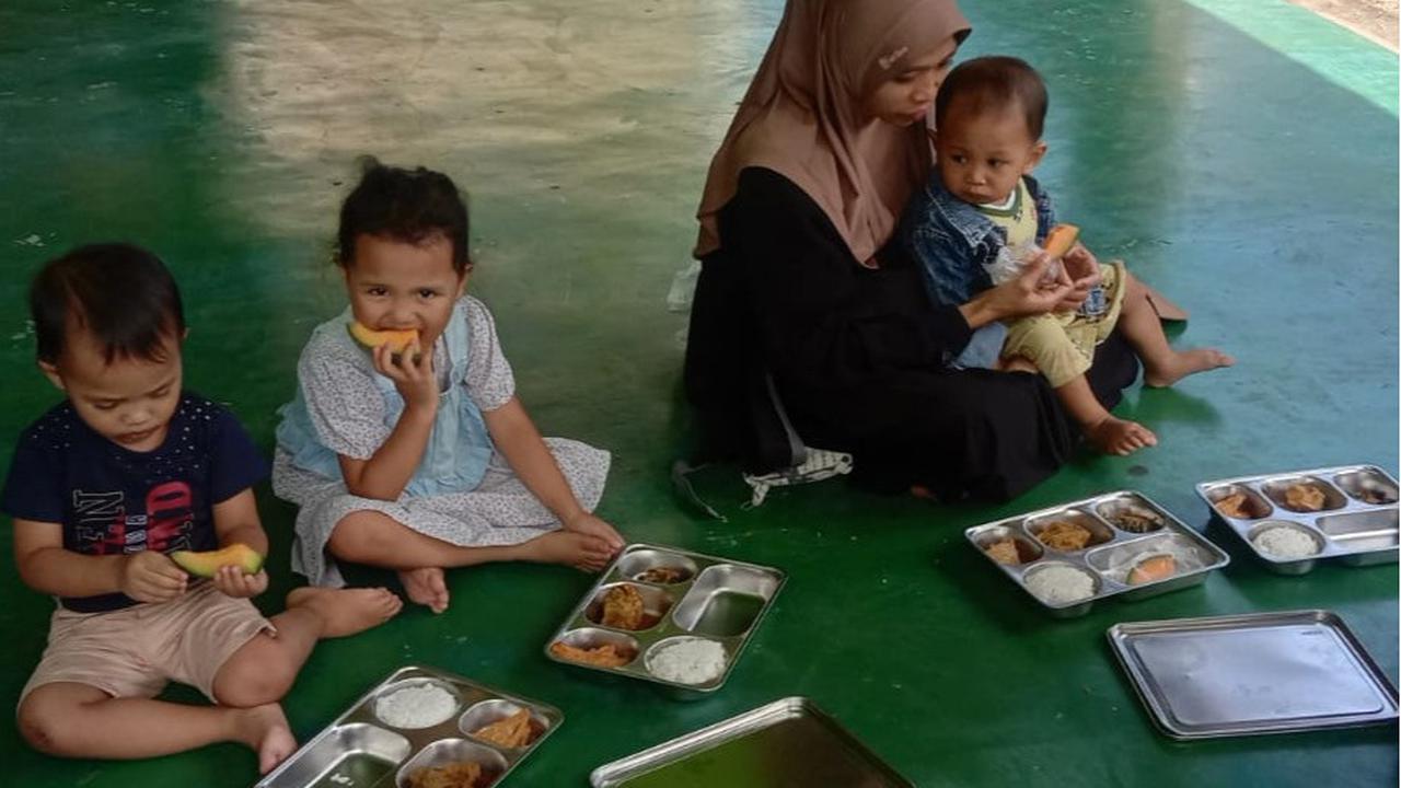 FOTO: Makan Bergizi Gratis untuk  Kelompok 3B, Menteri Wihaji Tinjau Lapangan