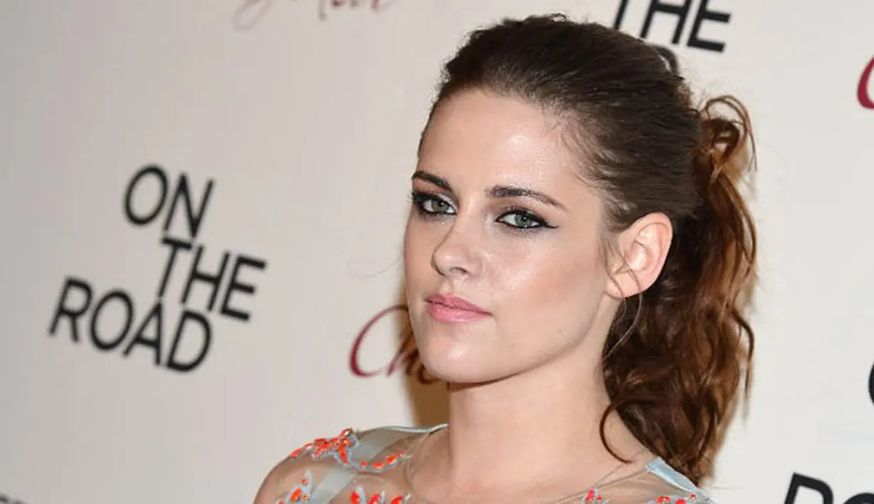 Dalam setiap penampilannya, aktris cantik Kristen Stewart jarang sekali memamerkan senyum manisnya. (Mike Coppola/Getty Images/AFP)
