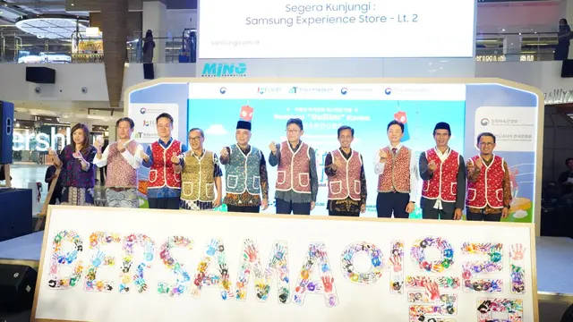 Para tamu undangan berfoto bersama pada acara pembukaan OULLIM.  (dok. KCCI)