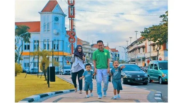 Rendi Irwan dan keluarga kecilnya tampak bahagia