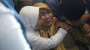 Keluarga korban jatuhnya pesawat Lion Air JT-610 rute Jakarta-Pangkalpinang berada di ruang kedatangan Bandara Pangkalpinang, Bangka Belitung, Senin (29/10). Kesedihan dan kecemasan mewarnai raut wajah para kerabat dan anggota keluarga. (AP Photo)
