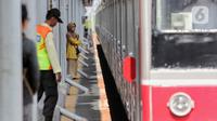 Institute for Development of Economics and Finance (INDEF) menilai rencana pemerintah mengubah skema pemberian subsidi untuk KRL Jabodetabek menjadi berbasis Nomor Induk Kependudukan (NIK) mulai tahun 2025 akan semakin membebani kelas menengah. (Liputan6.com/Angga Yuniar)