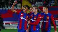 Selebrasi striker Barcelona, Lamine Yamal (kiri) bersama rekan setim setelah mencetak gol ke gawang Mallorca pada laga pekan ke-28 LaLiga 2023/2024 yang berlangsung di Olimpic Lluis Companys Stadium, Barcelona, Sabtu (9/3/2024) dini hari WIB. (AP Photo/Joan Monfort)