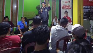 Anggota Komisi X DPR Bonnie Triyana  saat bertemu dengan para nelayan di di wilayah Binuangeun, Kabupaten Lebak, Sabtu (20/12/2025). (Foto: Istimewa).