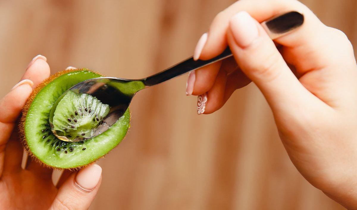 7. Kiwi: Nutrisi Padat dalam Kalori Rendah