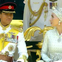 Pangeran Abdul Mateen asal Brunei Darussalam resmi memperistri Anisha Rosnah dalam perhelatan pernikahan khas kerajaan yang akbar. Setelah menjalani perayaan selama 10 hari, akhirnya keduanya dipersatukan di acara resepsi. [Foto: Instagram/thebridestory]