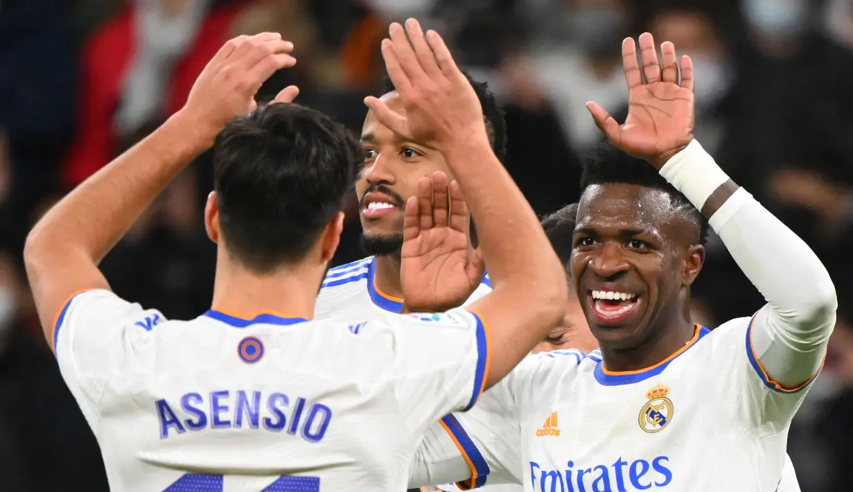 Pada menit ke-61 Vinicius lagi-lagi mencatatkan namanya di papan skor usai mencetak gol keduanya sekaligus mengubah skor menjadi 3-0. Bola rebound hasil tembakan Marco Asensio yang gagal diantisipasi sempurna Jasper Cillessen berhasil ditanduknya. (AFP/Gabriel Bouys)