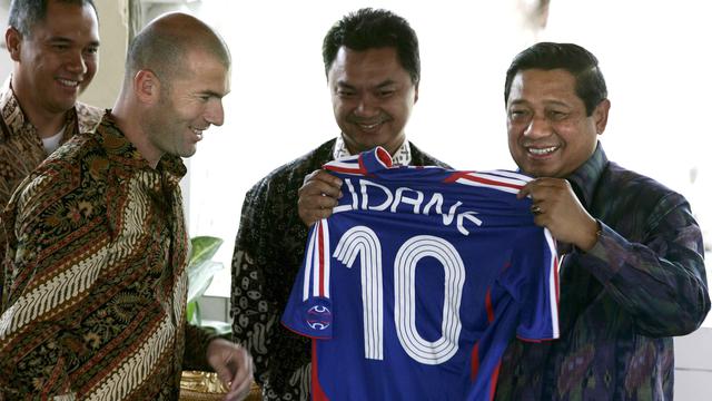 Kala Zidane Main Bola Pakai Batik
