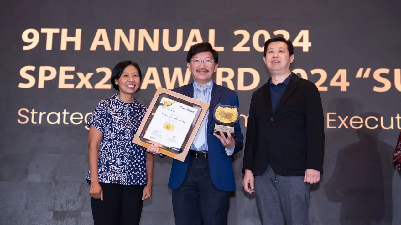Marco Sumampouw, Direktur Smartfren menerima SPeX Awards 2024 dengan predikat Outstanding Achievement in Sustainability & Governance, di Jakarta. (Dok Sinar Mas)