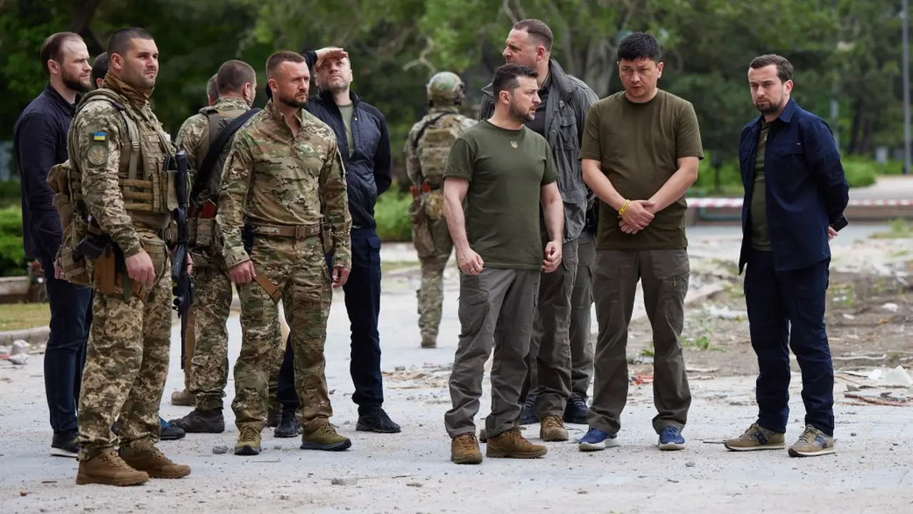 Presiden Ukraina Volodymyr Zelensky blusukan garis depan negaranya di tengah invasi Rusia.