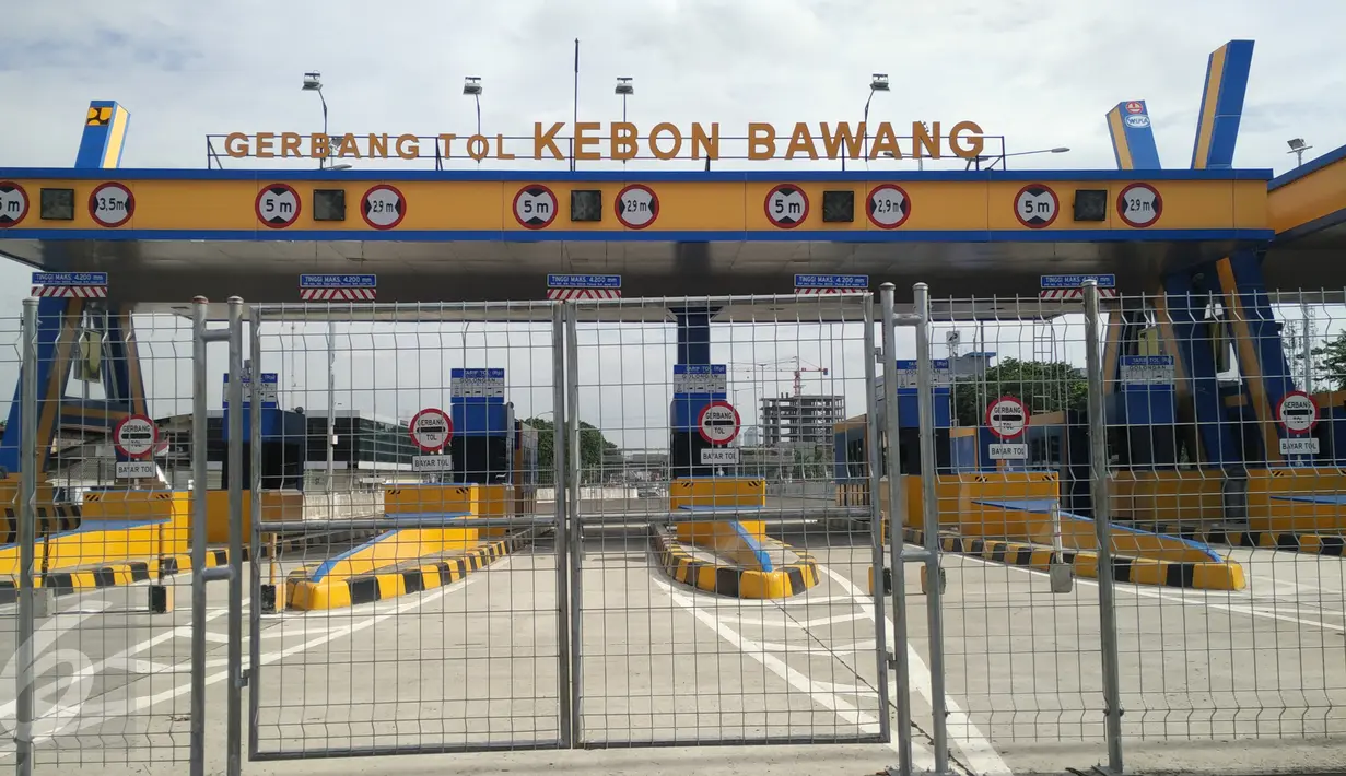 Kondisi Gerbang Tol Kebon Bawang, Jakarta Utara, Sabtu (27/2). Jalan tol akses Tanjung Priok ini akan mulai difungsikan sebagian pada Juni 2016 untuk mempermudah akses kendaraan dari dan menuju ke Pelabuhan Tanjung Priok. (Liputan6.com/Faisal R Syam)