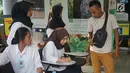 Seorang pria mendatangi pusat informasi di Taman Margasatwa Ragunan, Jakarta, Kamis (6/6/2019). Kurangnya pengawasan serta mawas diri, membuat banyak pengunjung yang memadati pusat informasi untuk mencari anggota keluarga serta barang berharga. (Liputan6.com/Immanuel Antonius)