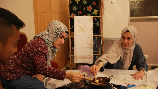 Warga Istanbul, Turki mencicipi makanan khas Indonesia dalam Festival Hari Indonesia di Istanbul (8/9) (sumber: KJRI Istanbul)