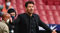 Diego Simeone. Ia mulai melatih pada 2006 di Argentina. Ia dilatih Roberto Mancini pada 2002 hingga 2003 saat di Lazio dan tampil dalam 35 laga dengan torehan 7 gol. Ia mulai menangani klub Eropa mulai 2011 dan kini telah 1 dekade bersama Atletico Madrid. (Foto: AFP/Gabriel Bouys)