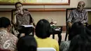Menteri Luar Negeri Indonesia Retno Marsudi mendengarkan pertanyaan wartawan saat diskusi di Gedung Kementerian Luar Negeri, Jakarta, Jumat. (4/2/2016). Diskusi tersebut membahas info update terkini terkait OKI. (Liputan6.com/Faizal Fanani)