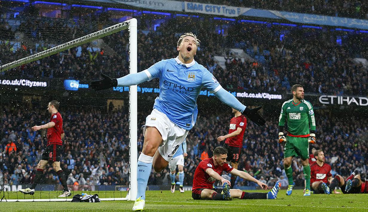 8. Pemain Manchester City, Samir Nasri, merayakan gol yang dicetaknya ke gawang WBA pada laga Liga Premier Inggris di Stadion Etihad, Manchester, Sabtu (9/4/2016). Man City menang 4-1 atas WBA. (AFP/Lindsey Parnaby)