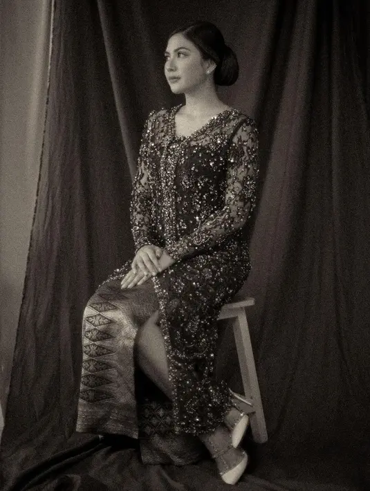 <p>Sama seperti Maudy Ayunda, Jessica Mila juga memilih hasil photoshoot bernuansa hitam putih sambil mengenakan kebaya. (Instagram/jscmila).</p>