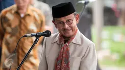 Presiden ke-3 B.J. Habibie saat menghadiri Tabur Bunga Keluarga Korban 98 di TPU Pondok Ranggon, Jakarta Timur, Rabu (8/5/). (Liputan6.com/Gempur M Surya)