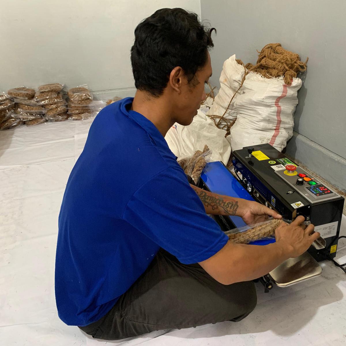 Napi Lapas Kedungpane Semarang Ubah Serabut Kelapa Jadi Hewan Mainan