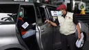 Tersangka suap pengadaan bantuan sosial penanganan COVID-19, Harry van Sidabukke (kiri) menjalani rekonstruksi perkara di Gedung KPK, Jakarta, Senin (1/2/2021). Rekonstruksi digelar untuk mengumpulkan bukti tambahan terkait suap pengadaan bansos penanganan COVID-19. (Liputan6.com/Helmi Fithriansyah)