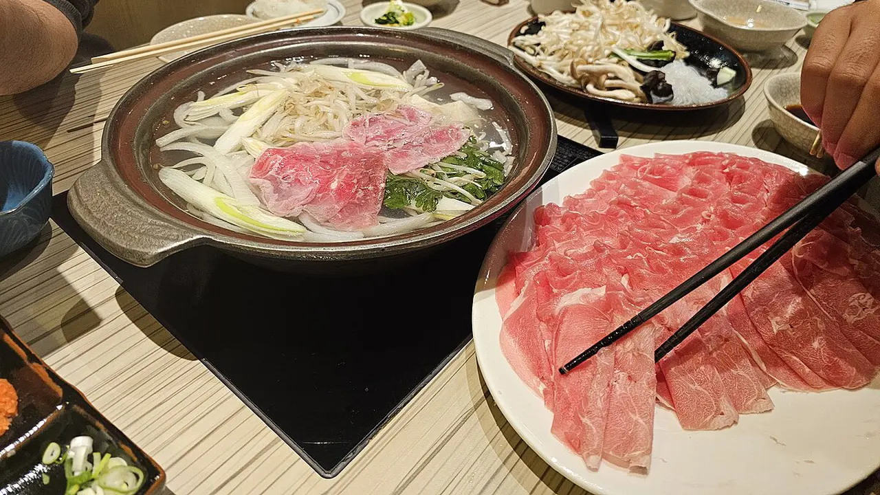 Sajian Shabu-shabu (Wikimedia Commons)