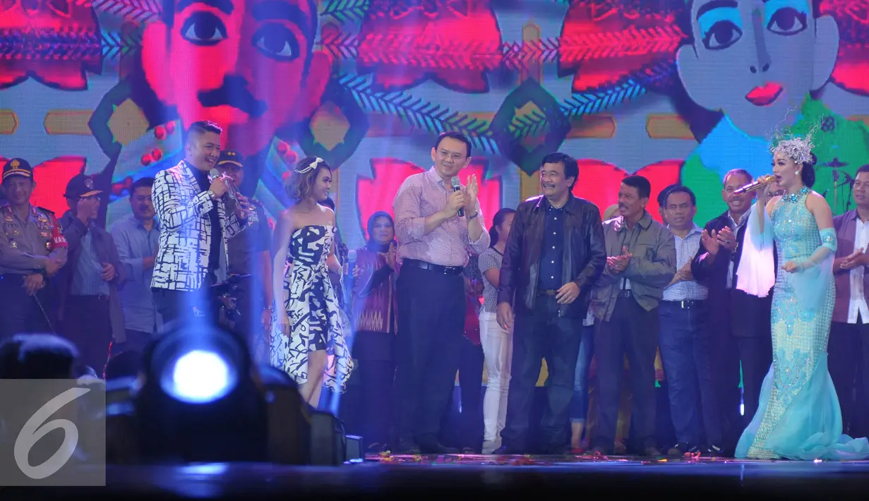 Gubernur DKI Jakarta, Basuki Tjahaja Purnama berpantun  di panggung Move On Party 2016 di panggung Move On Party 2016 di Pantai Carnaval Ancol, Jakarta, Kamis (31/12/2015). (Liputan6.com/Herman Zakharia)