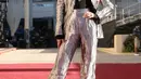 Jelang pembukaan Golden Globes 2025, Nikki memandu acara dengan setelan jas metalik dari Off-White. [@off___white]