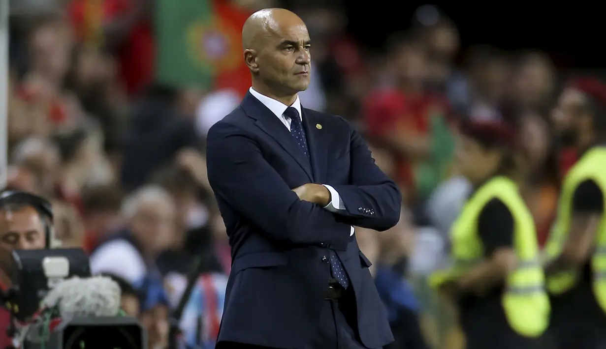 Pelatih Timnas Portugal, Roberto Martinez serius mengamati penampilan anak asuhnya menghadapi Luksemburg pada laga Grup J Kualifikasi Euro 2024 di Estadio Algarve, Selasa (12/9/2023) dini hari WIB. (AP Photo/Joao Matos)