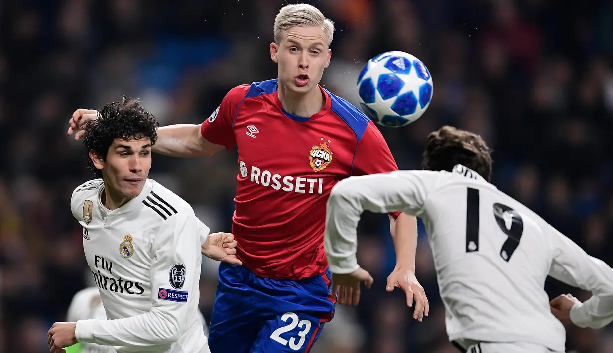 Pemain CSKA Moscow, Hordur Magnusson berebut bola dengan pemain Real Madrid, Jesus Vallejo dan Alvaro Odriozola pada laga terakhir Grup G Liga Champions di Santiago Bernabeu, Rabu (12/12). Real Madrid dipecundangi CSKA Moscow 0-3. (JAVIER SORIANO / AFP)