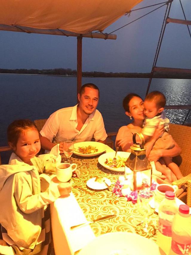 7 Gaya Liburan Happy Salma di Atas Kapan Bersama Keluarga