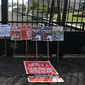 Mahasiswa dari BEM-se Indonesia melakukan Aksi meletakan poster di depan Gedung DPR-MPR, Senayan, Jakarta, Selasa (23/2/2016). Dalam Aksinya mereka menuntut "Menolak Revisi UU KPK". (Liputan6.com/Johan Tallo)