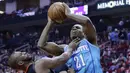 Pebasket Houston Rockets, Chris Paul, menghadang pebasket Charlotte Hornets, Treveon Graham, pada laga NBA di Stadion Toyota Center, Kamis (14/12/2017). Houston Rockets menang 108-96 atas Charlotte Hornets. (AP/Michael Wyke)