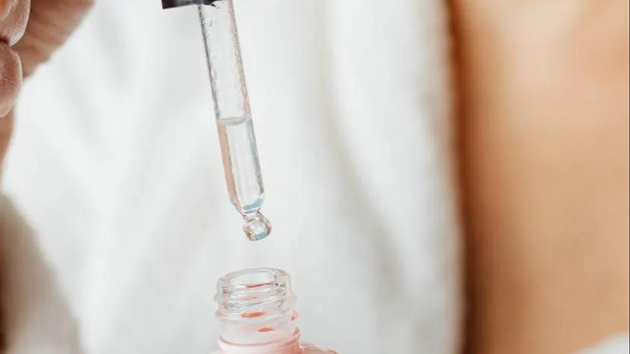 4. Serum: Konsentrasi Tinggi untuk Masalah Kulit Spesifik