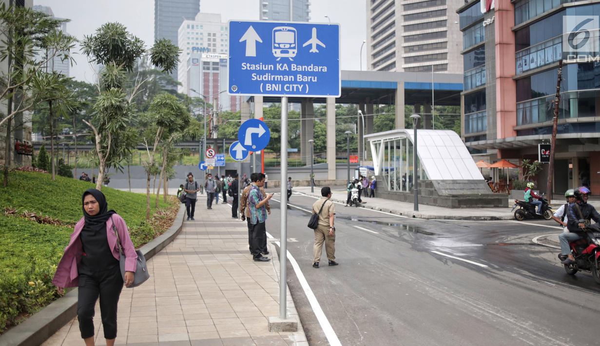 Papan penunjuk untuk mempermudah warga berpindah transportasi di kawasan integrasi transportasi Dukuh Atas, Selasa (30/4/2019). Kawasan Terintegrasi Dukuh Atas  menghubungkan empat transportasi umum di DKI Jakarta, yaitu Transjakarta, MRT, KRL, LRT, dan Kereta Bandara. (Liputan6.com/Faizal Fanani)